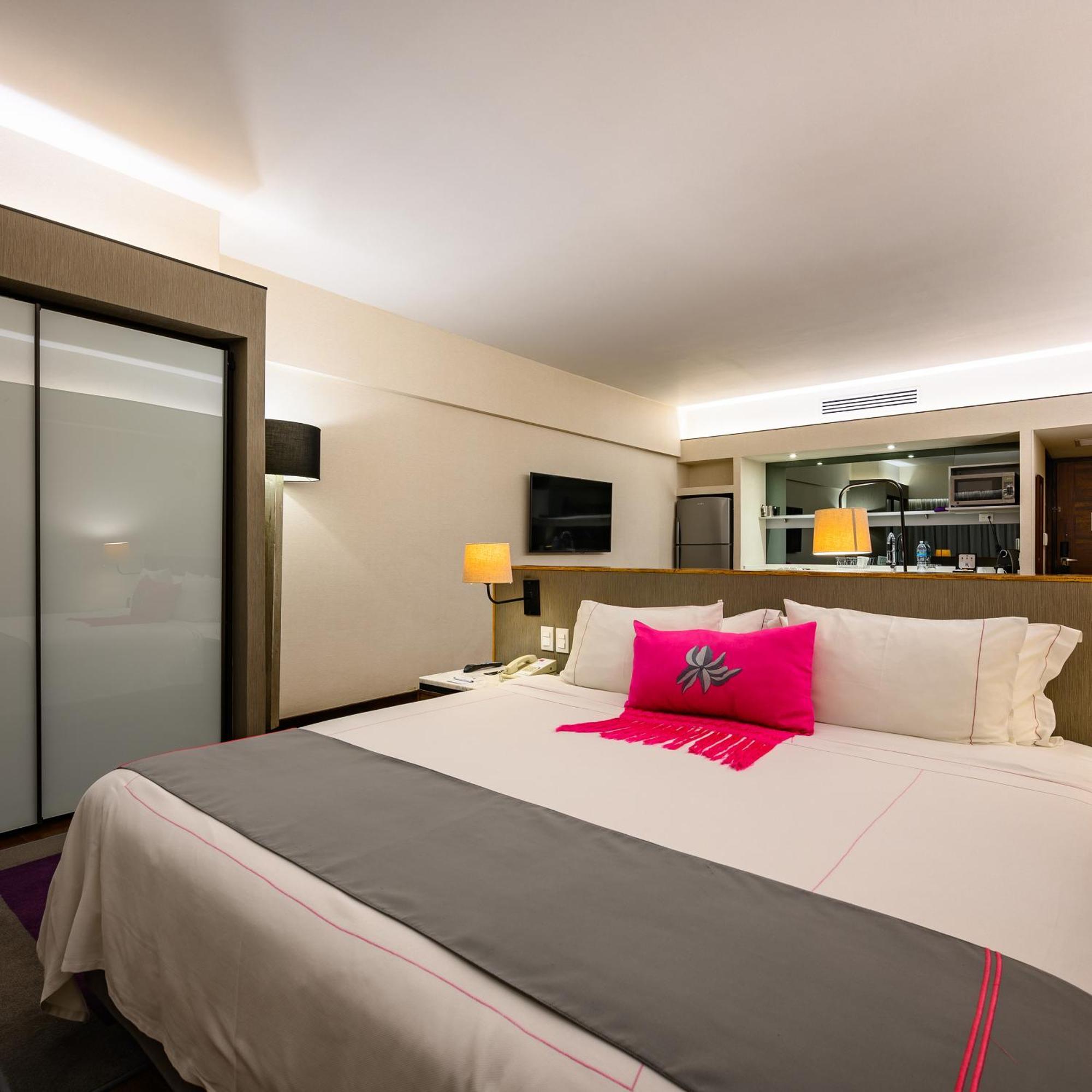 Las Suites Campos Eliseos Kota Meksiko Bagian luar foto