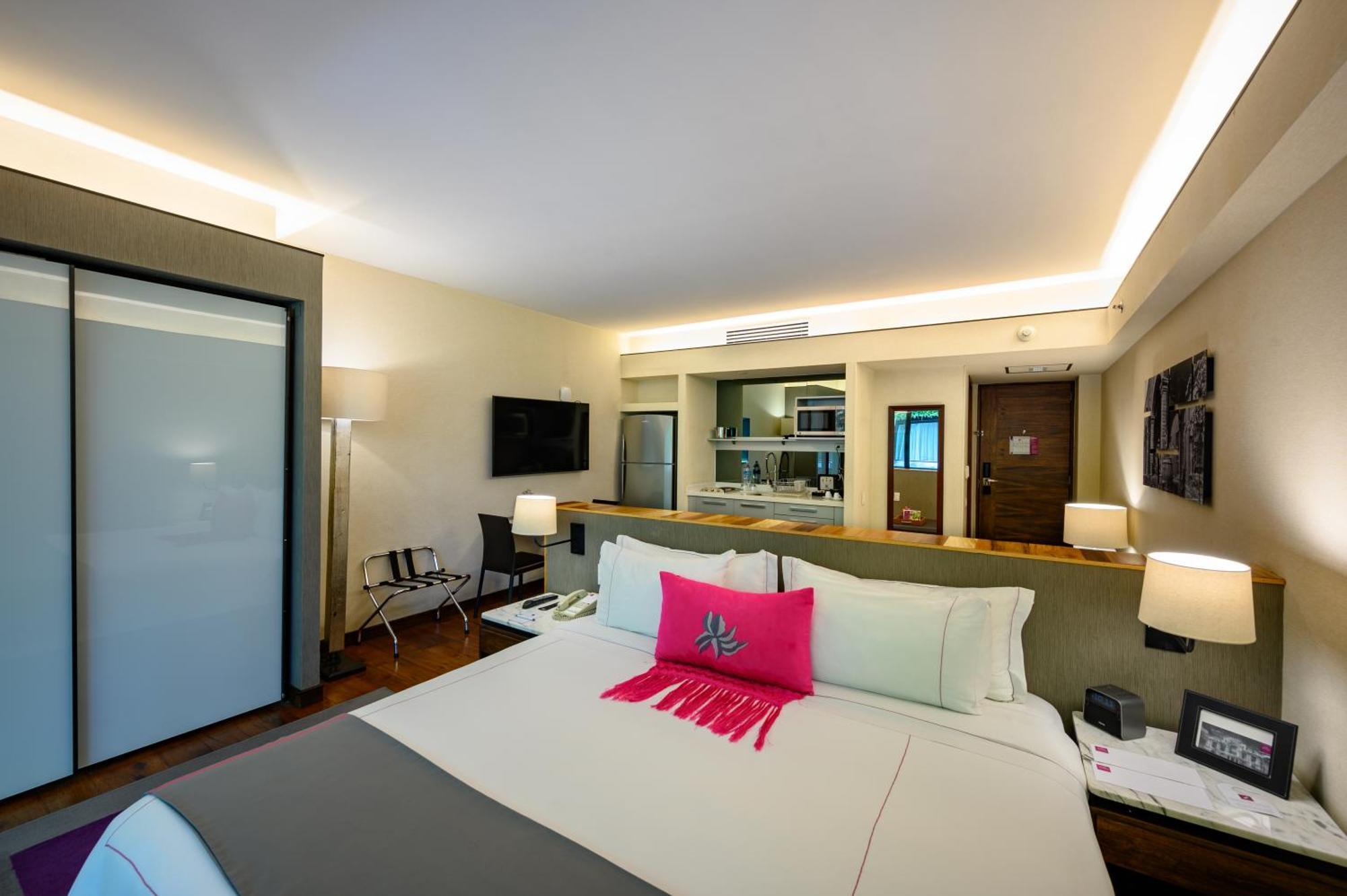 Las Suites Campos Eliseos Kota Meksiko Bagian luar foto